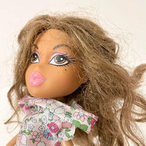 Bratz Yasmin Doll Flaws - Picture 13 of 14
